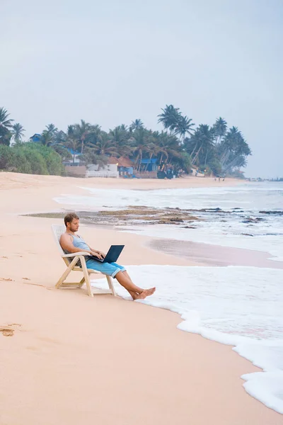 Jovem Com Portátil Trabalhar Praia Trabalho Remoto Freelance Tecnologia Viagens — Fotografia de Stock