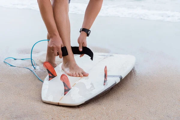 Człowiek Deską Surfingową Plaży Surfer Sri Lance Mirissa — Zdjęcie stockowe