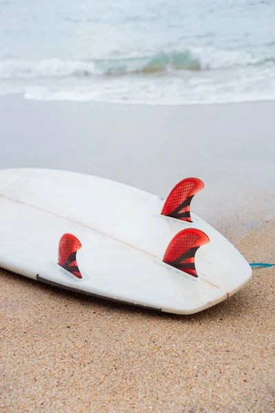 Surf Board Ležící Pláži Žlutém Písku — Stock fotografie