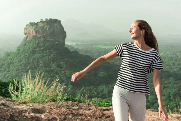 Mulher Turística Desfrutar Com Bela Vista Sobre Montanhas Vale Menina — Fotografia de Stock