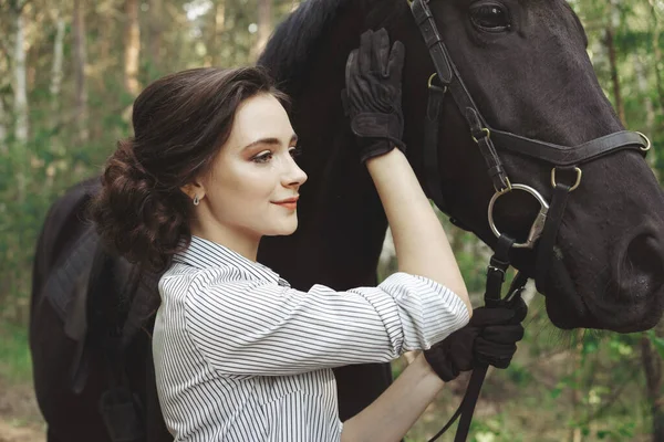 Hermosa Chica Jinete Con Caballo Negro Vestido Con Una Camisa — Foto de Stock