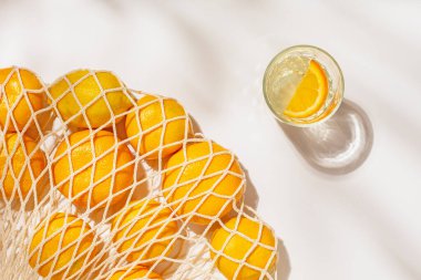 Bir dilim portakallı tropik yaz içeceği. Parlak güneş ışığı Palmiye ağacının gölgesinde