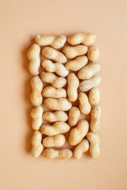 Bej arka planda ceviz olan doku. Kabuklu fıstıklar