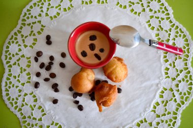 Kahve fincanı Whit A krema topları