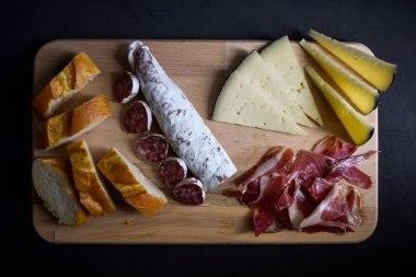 İspanyol İber çeşitleri, Peynir, Jambon, Sosis ve Ekmek.