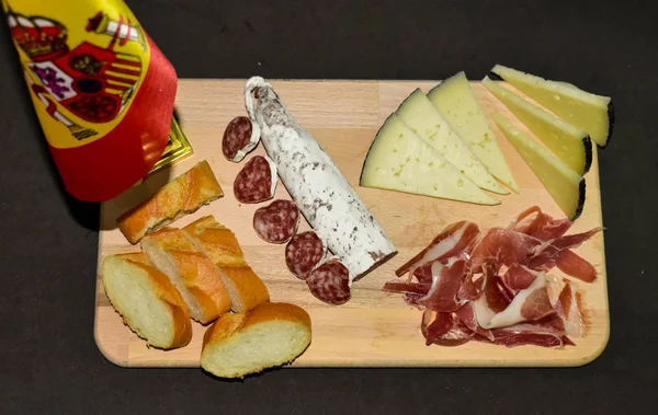 Surtido ibérico español, queso, jamón, salchicha y pan . — Foto de Stock