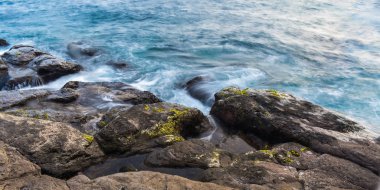 Dalgaların uzun pozlama kayalar üzerinde çökmesi.
