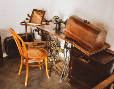 Ahşap masa üzerinde Vintage Dikiş Makinesi