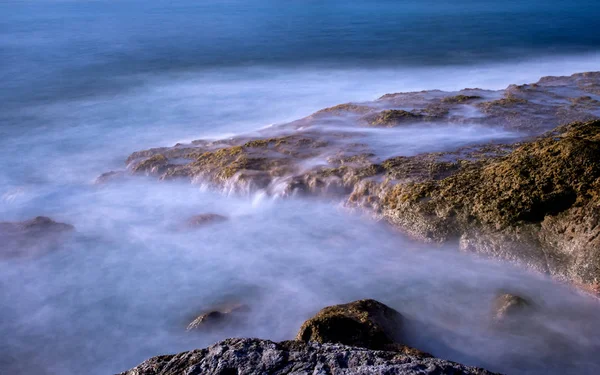 Larga exposición de olas rompientes — Foto de Stock