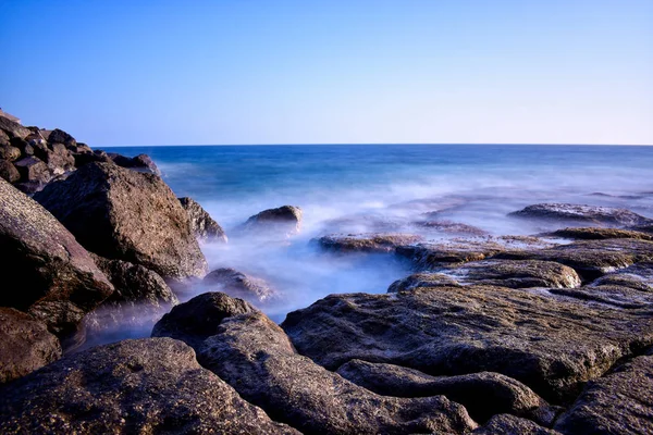 Larga exposición de olas rompientes — Foto de Stock