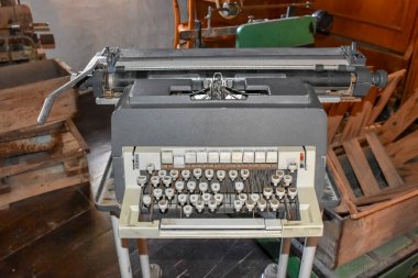 Depolama odasında eski retro yazar makinesi