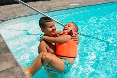 Yüzme havuzunda mutlu çocuklar