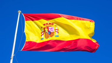 Mavi gökyüzünde İspanyol Bayrağı