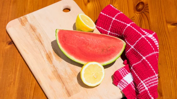 Vannmelon på bakgrunn av trevirke, sunt matbegrep – stockfoto
