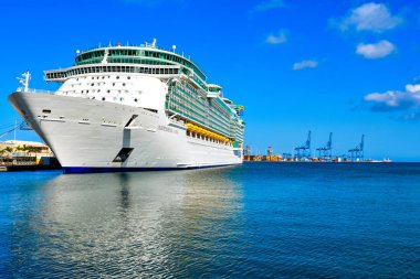 Limandaki yolcu gemisinde.