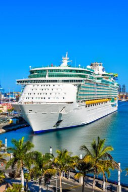 Limandaki yolcu gemisinde..