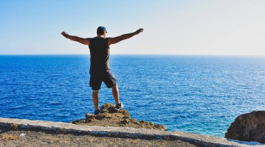 Deniz görünümlü bir adam rahatlatır