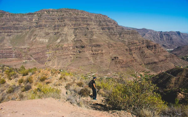 Hombre caminando y disfrutando en la montaña — Foto de Stock