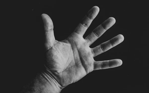 Hand man in een zwart-witte achtergrond. — Stockfoto