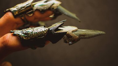 El Adam bir parmakuzun uzun çivi whit.