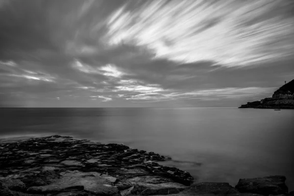 Vista de la costa en blanco y negro. escénico, dramático . — Foto de Stock