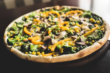 Mantarlı ve peynirli pizza.