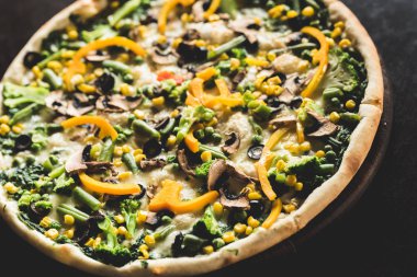 Mantarlı ve peynirli pizza.