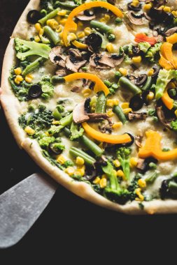 Mantarlı ve peynirli pizza.