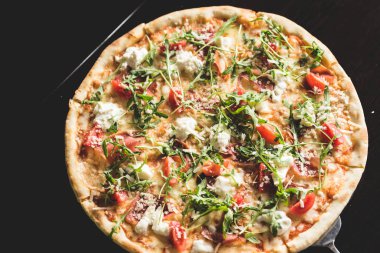 Mantarlı ve peynirli pizza.