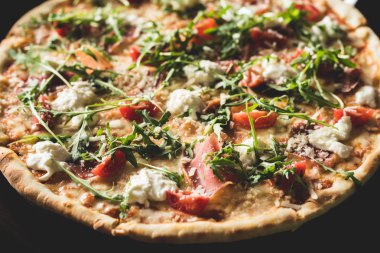 Mantarlı ve peynirli pizza.