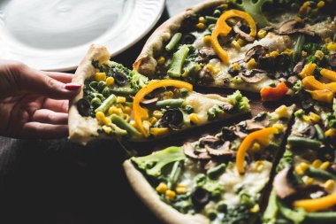 Mantarlı ve peynirli pizza.