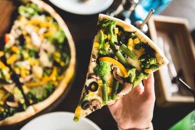 Mantarlı ve peynirli pizza.