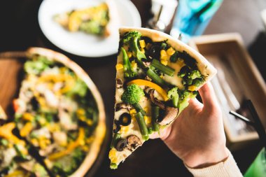 Mantarlı ve peynirli pizza.