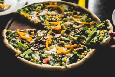 Mantarlı ve peynirli pizza.