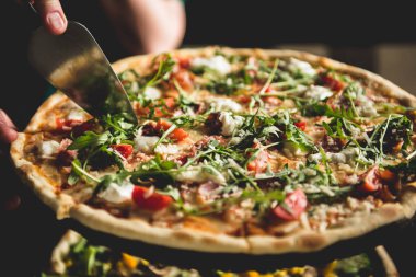 Mantarlı ve peynirli pizza.