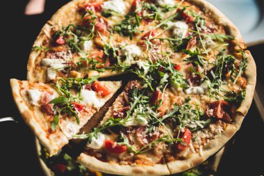 Mantarlı ve peynirli pizza.