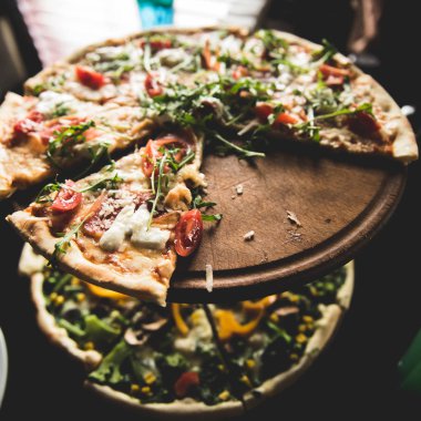 Mantarlı ve peynirli pizza.