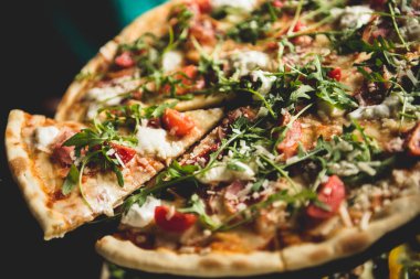 Mantarlı ve peynirli pizza.