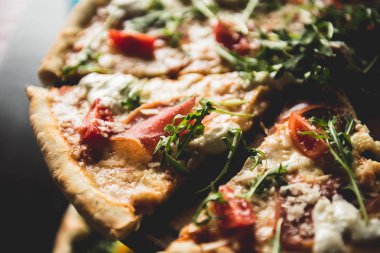 Mantarlı ve peynirli pizza.