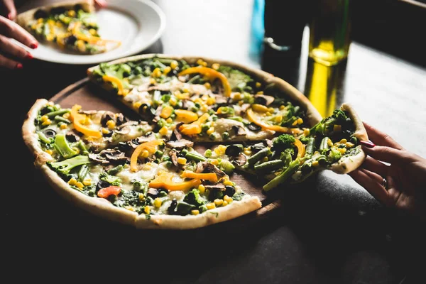 Mantarlı ve peynirli pizza.