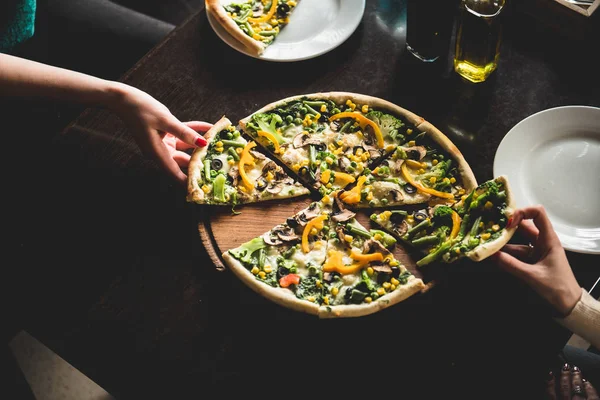 Mantarlı ve peynirli pizza.