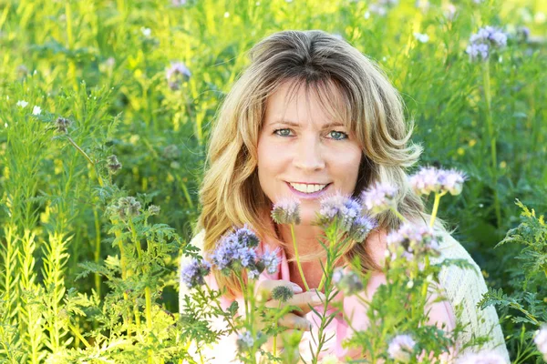 Nahaufnahme Einer Glücklichen Reifen Frau Der Natur — Stockfoto