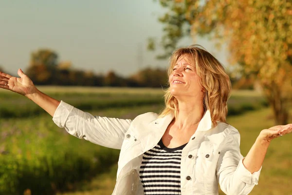 Nahaufnahme Einer Glücklichen Reifen Frau Der Natur — Stockfoto