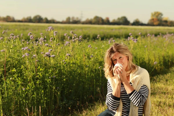 Nahaufnahme Einer Glücklichen Reifen Frau Der Natur — Stockfoto