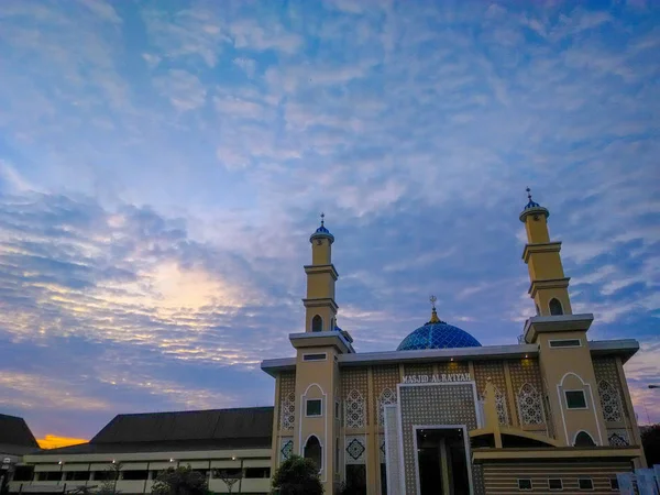 Krásná Obloha Při Západu Slunce Mešitu Palembang Indonésie — Stock fotografie