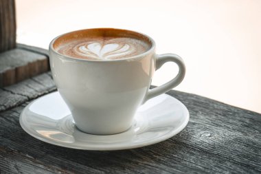 Kopya alanı ile masada kahve fincan. Taze cappuccino cof