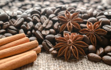 Kahve çekirdekleri tarçın ve yıldız anason. Baharatlı kepekli tahıllar