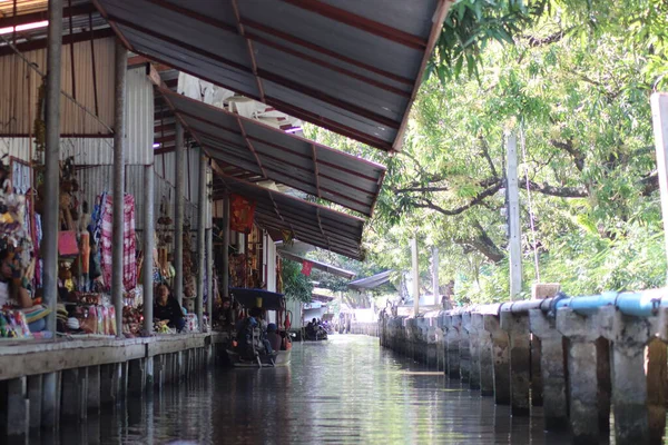 Tayland 'ın yüzen pazarı