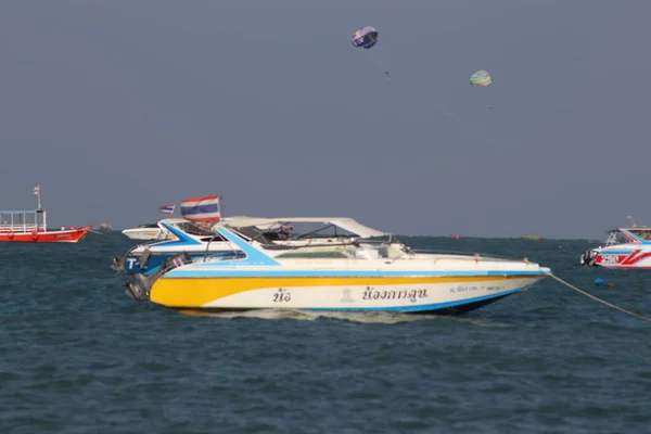 Pattaya şehri ve teknesi