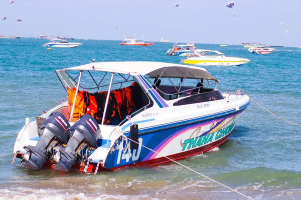 Pattaya sahilleri ve Tayland teknesi